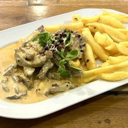 Bélszíncsíkok csípős cheddar mártásban (köret nélkül)