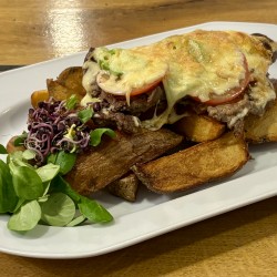 Hátszín füstölt sajttal, paradicsommal, erőspaprikával besütve