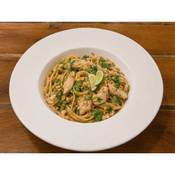 Mogyorós csirkés tagliatelle lime-mal, szójaszósszal és korianderrel