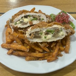 Erdei borda rántva (erdei gombával, zöldborsóval, camembert sajttal és kakukkfűvel)