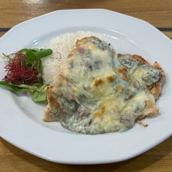 Marosszéki rakott csirkemell (kéksajttal, sonkával, uborkával és sajttal) (köret nélkül)