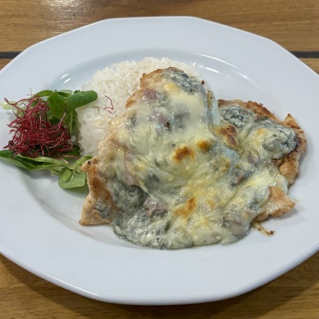 Marosszéki rakott csirkemell (kéksajttal, sonkával, uborkával és sajttal) (köret nélkül)