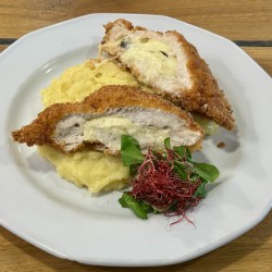 Aszalt fekete cseresznyével és camembert-tel töltött jércemell pankó bundában