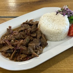 Bélszíntokány erdei gombával, lilahagymával és chilivel (köret nélkül)