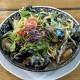 Feketekagylós spagetti tejszínes rukkolával, koktélparadicsommal és parmezánnal