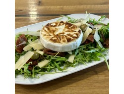 Grillezett camembert olasz sal&aacute;t&aacute;val 